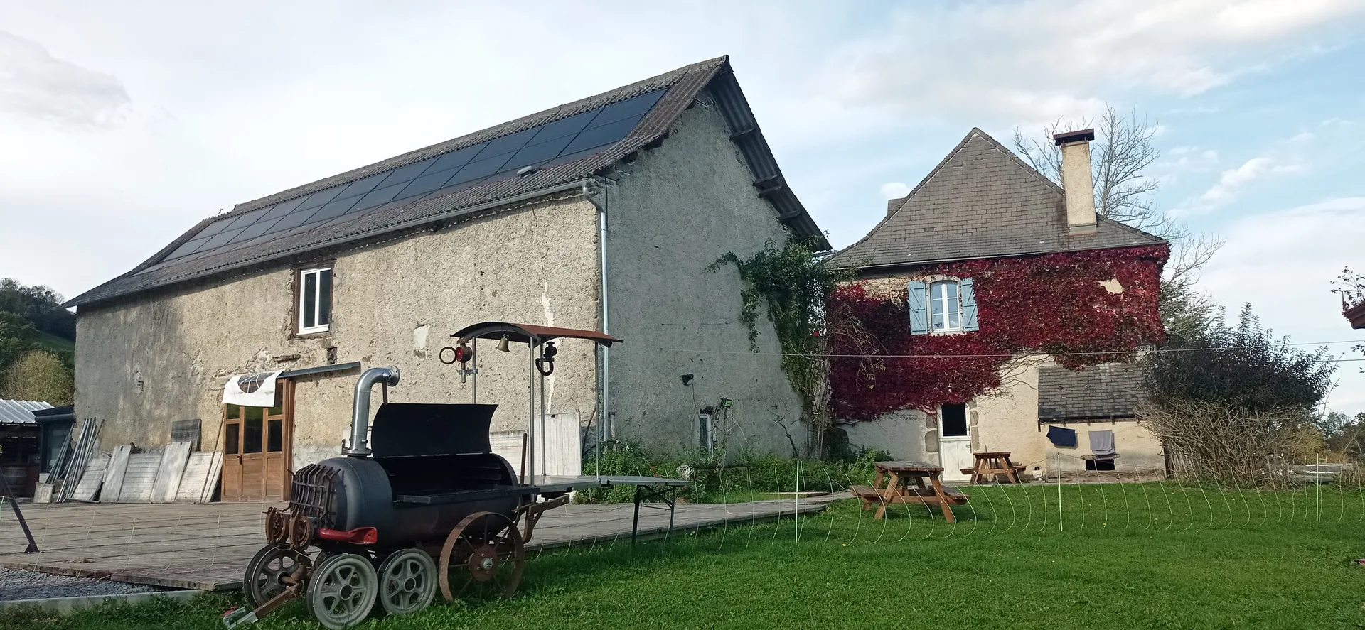 Le barbecue géant, devant la grange