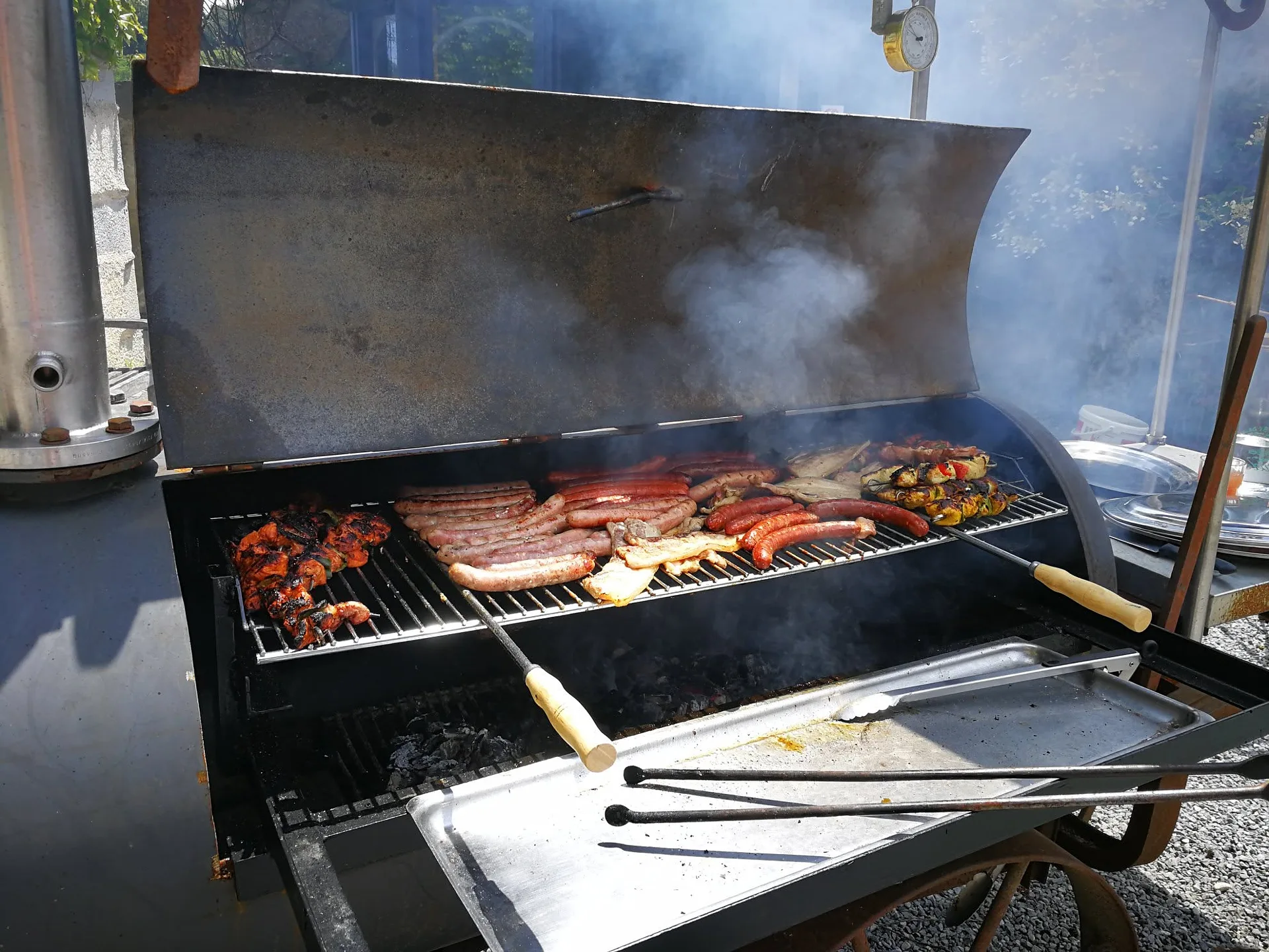 Grillades et brochettes sous le couvercle
