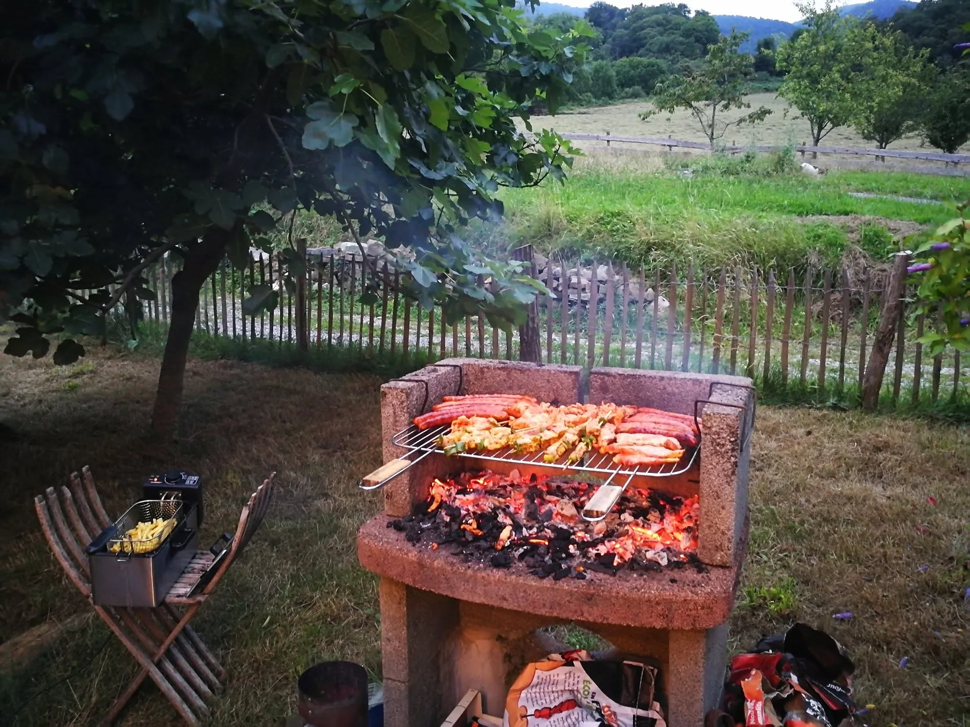 Le barbecue en pierre, au jardin