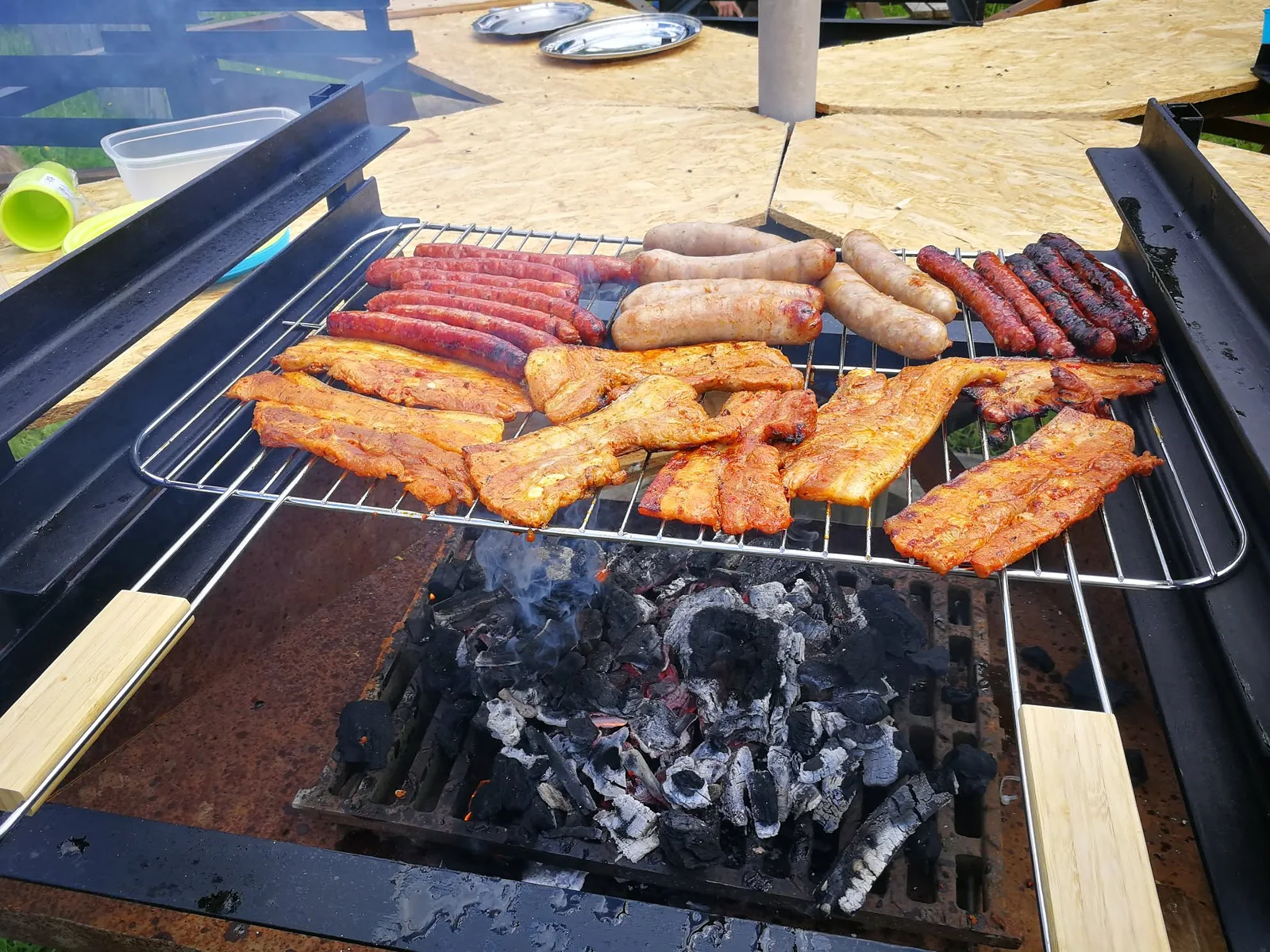 Le barbecue-locomotive, construit par Marc