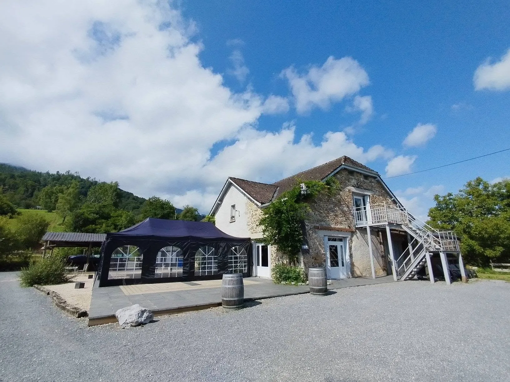 Le bâtiment blanc du gîte et sa véranda