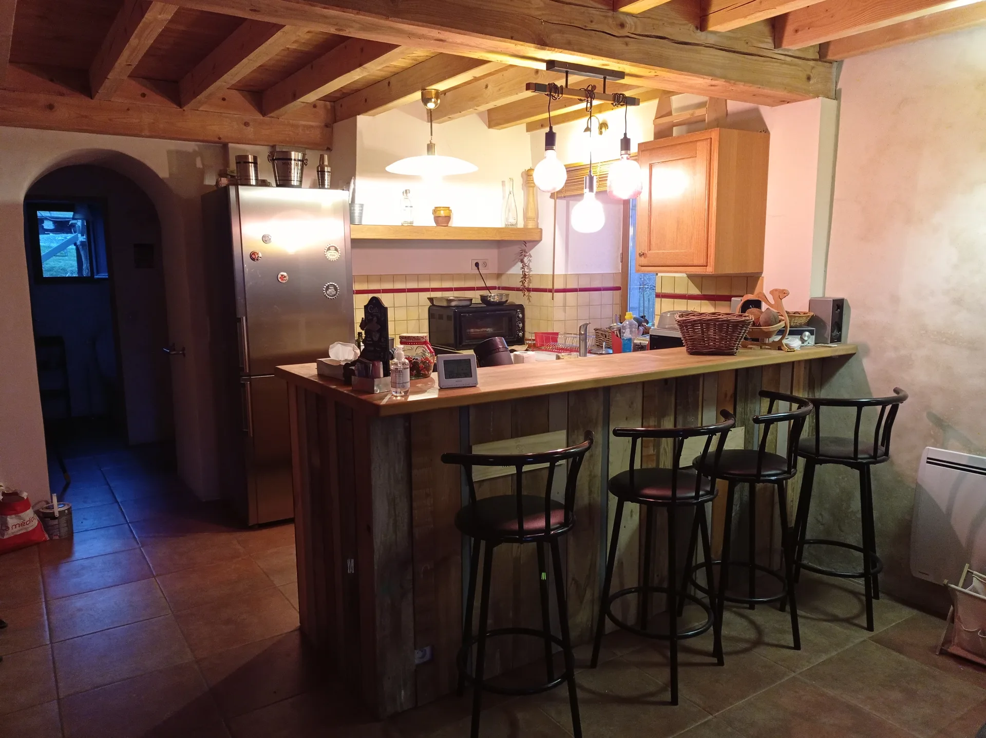 Le bar en bois de récupération de la bergerie