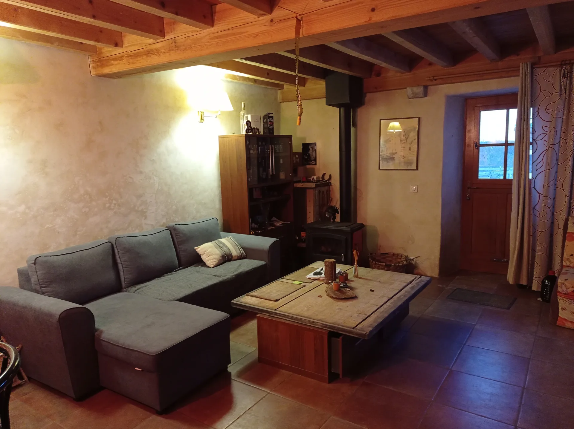 Le salon de la bergerie et son poêle à bois