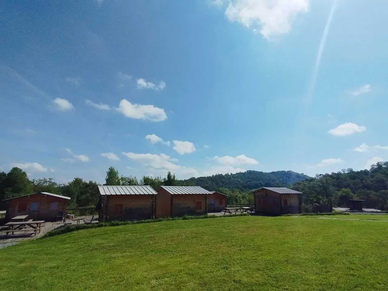 Les chalets en bois dans la prairie