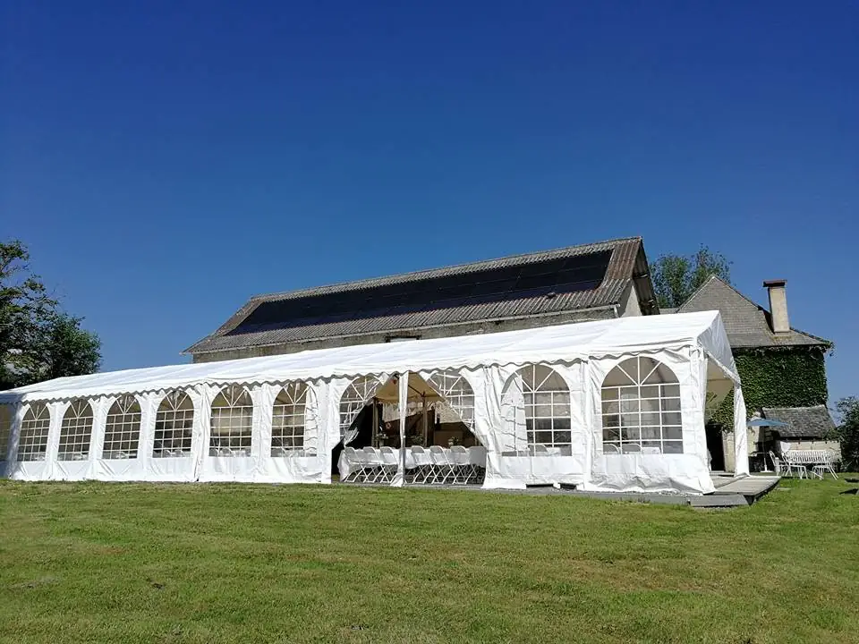 Chapiteau blanc à arcades devant le bâtiment ancien