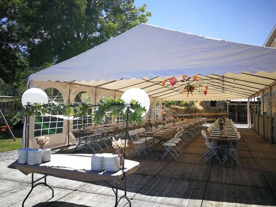 Tables dressées sous le chapiteau