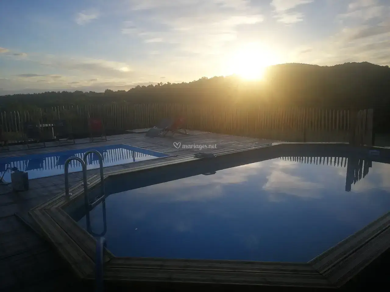 Coucher de soleil sur la piscine