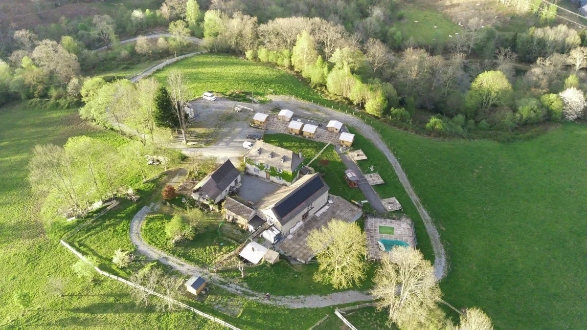 Le domaine vu du ciel, ses bâtiments et ses chalets