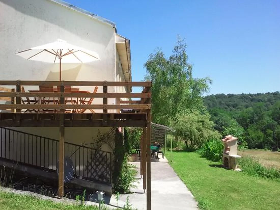 Le balcon d'un gîte et la terrasse en contrebas