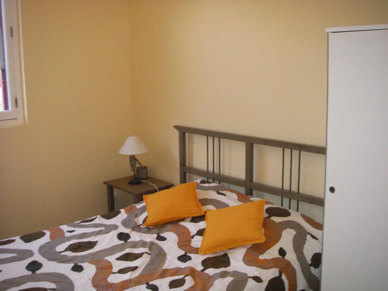 Une chambre double aux tons jaunes