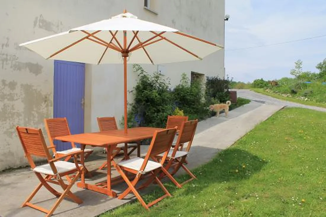 Une terrasse privative devant la porte lavande