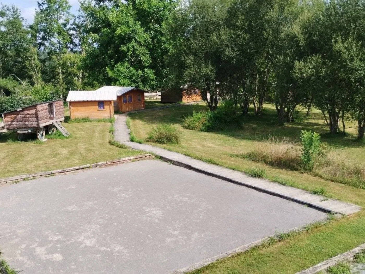 Le terrain de pétanque du gîte, devant les chalets