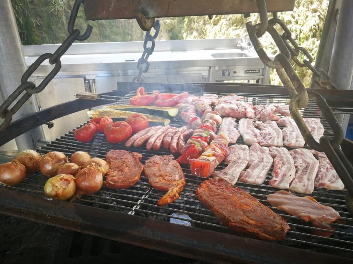 La grille suspendue et ses grillades