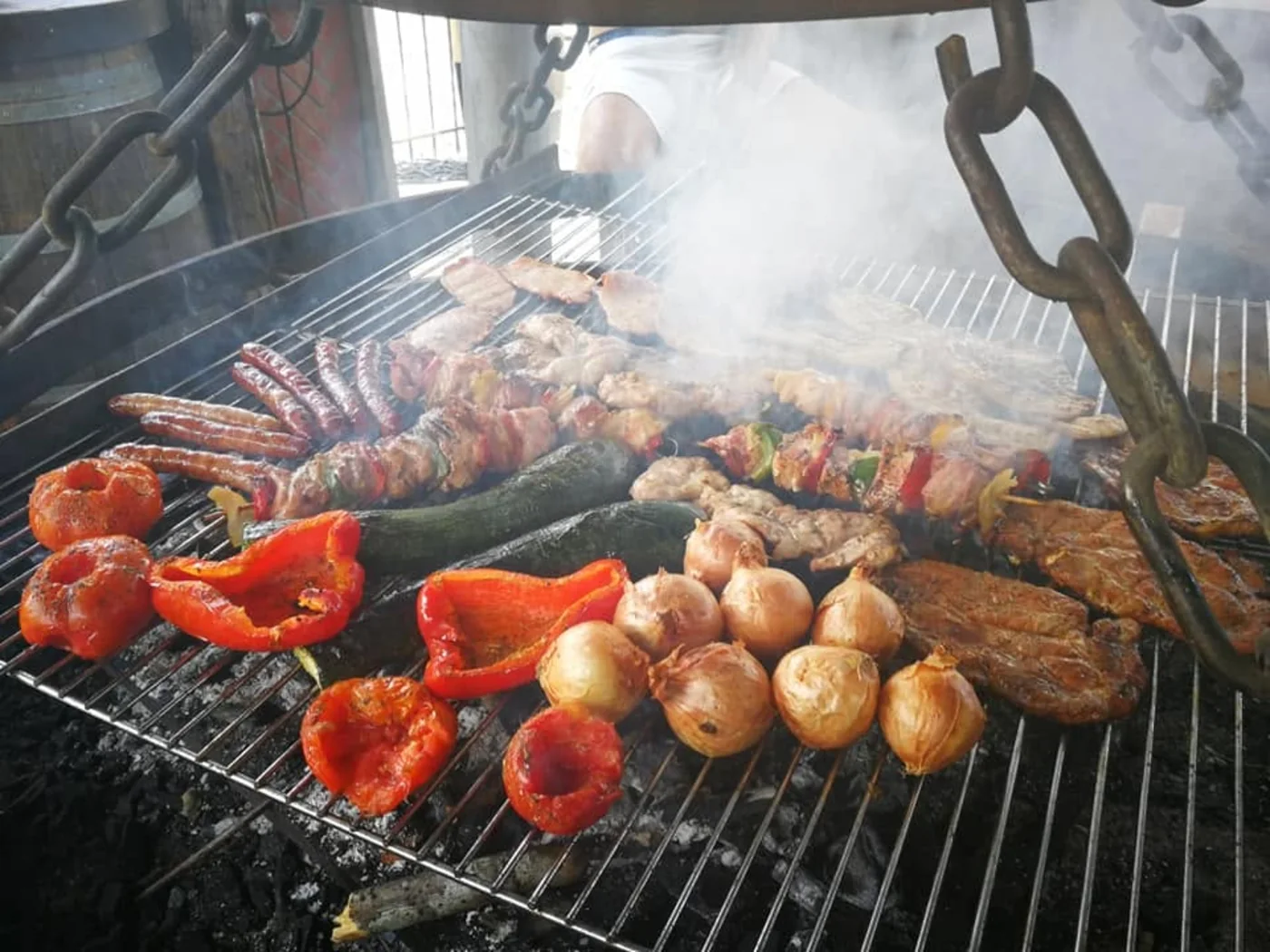 Poivrons, courgettes et brochettes sur la braise