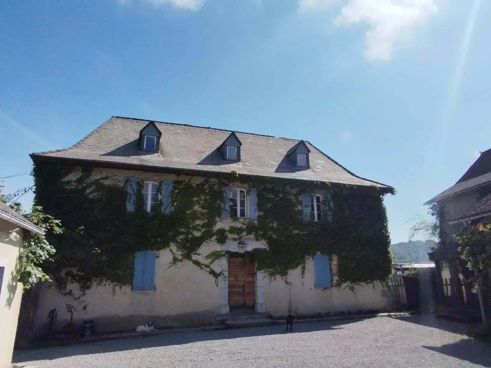 Façade en pierre et toit d'ardoise de Passiflorart à Arudy