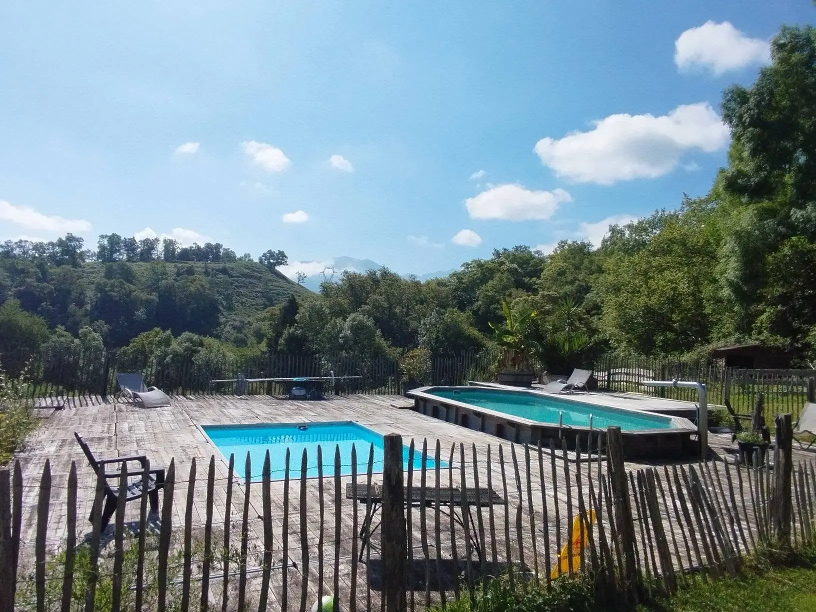 Piscine du domaine face aux collines de la vallée d'Ossau
