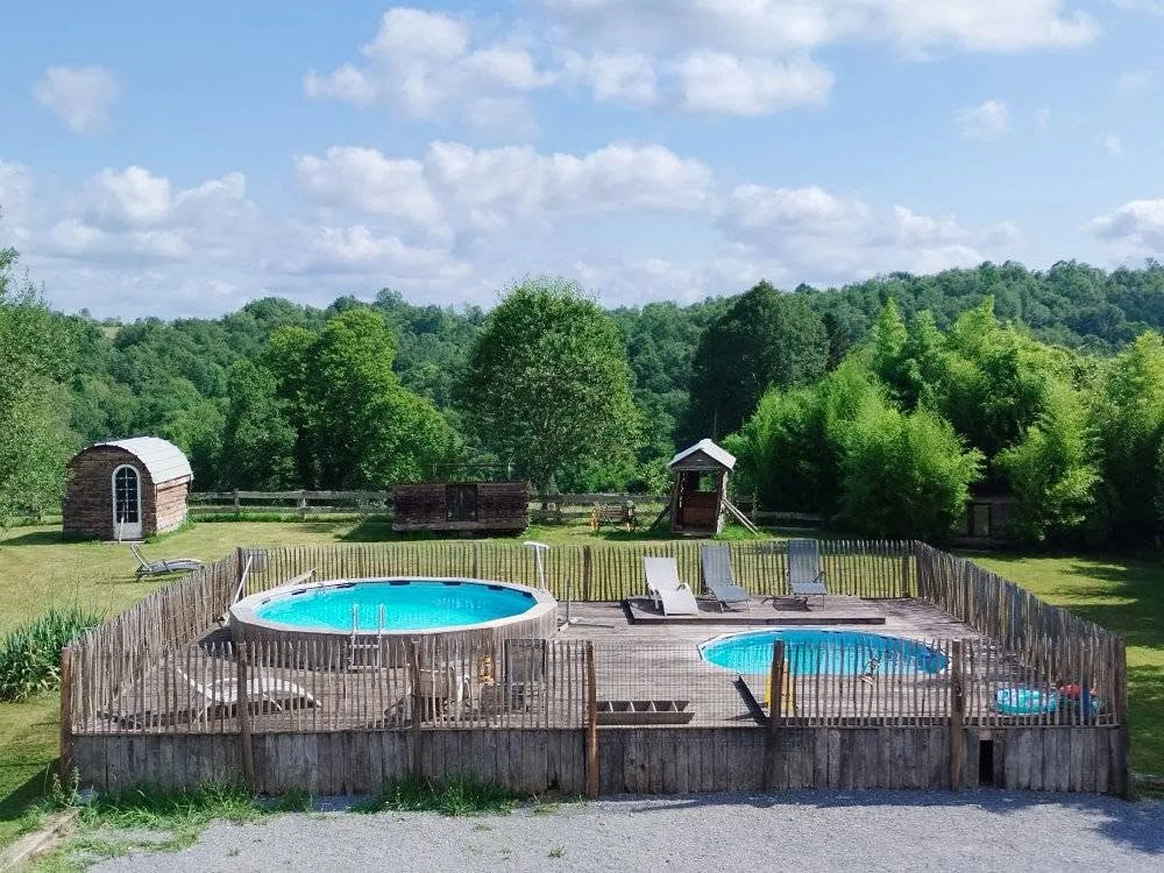 Les deux piscines du gîte, posées dans la prairie face aux collines