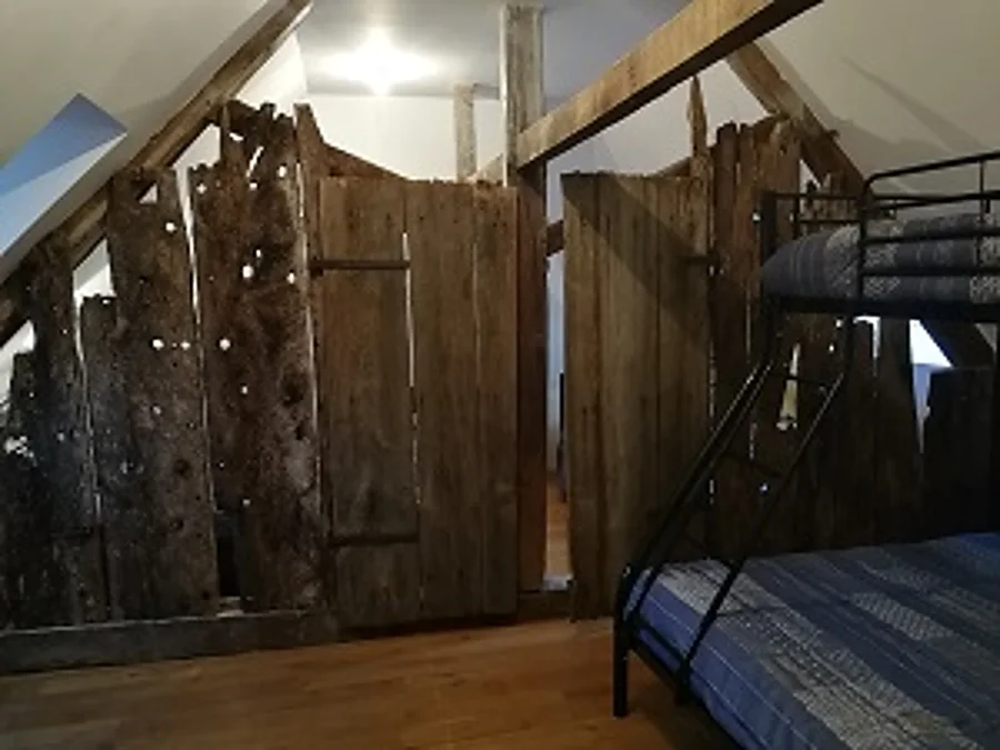 Cloisons en bois brut à l'étage