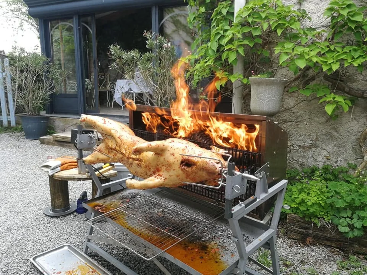 Le méchoui au tourne-broche, devant le feu de bois