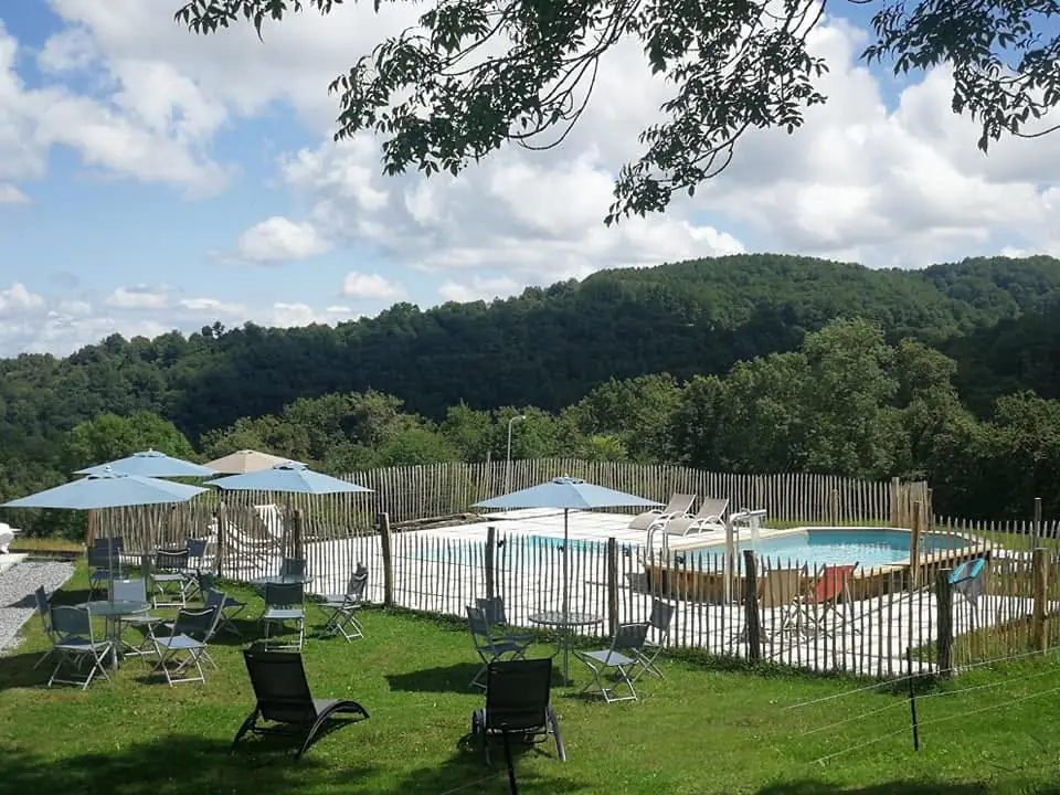 Parasols et piscines en lisière de forêt