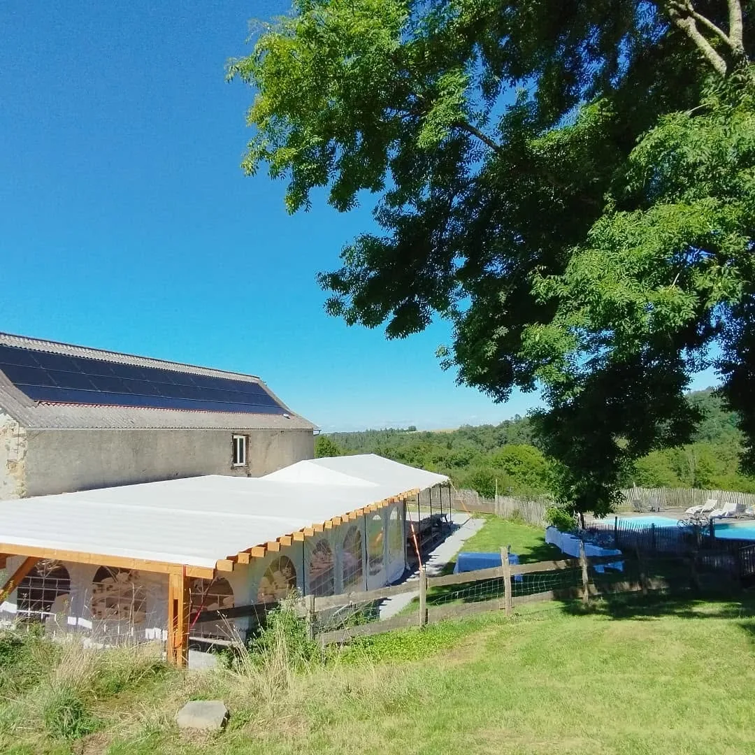 La terrasse couverte et la piscine en arrière-plan