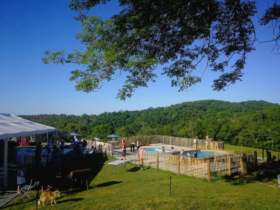 Les piscines et le parc, vus de hauteur